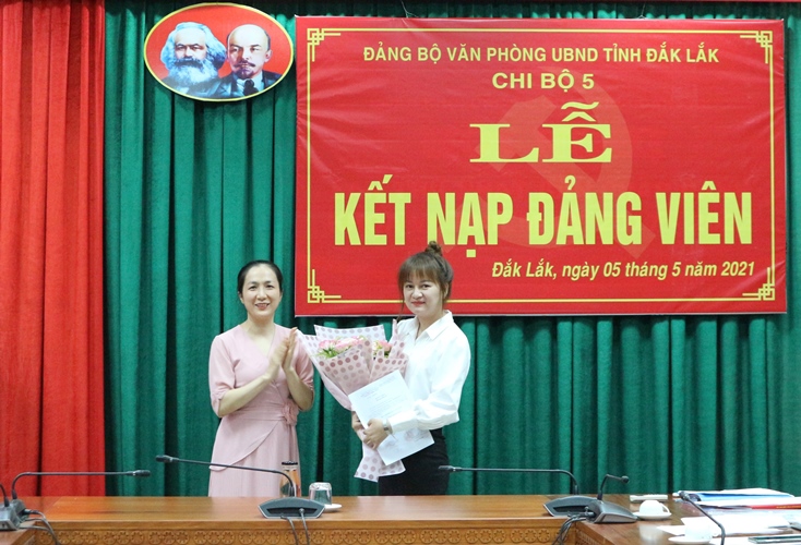 Chi bộ 5 Đảng bộ Văn phòng UBND tỉnh tổ chức Lễ kết nạp đảng viên mới